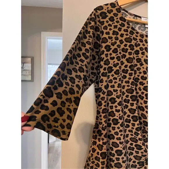 Carmen Marc Valvo 1X Leopard Print 3/4 Sleee Top Brown Tan Ruched Elevated Basic - Picture 5 of 11